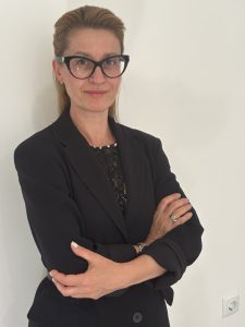 За нас „Сертифициран специалист по микропигментация на устни и междумиглен контур с ефект на по-гъсти мигли, включително професионален ретуш за дълготраен и естествен резултат